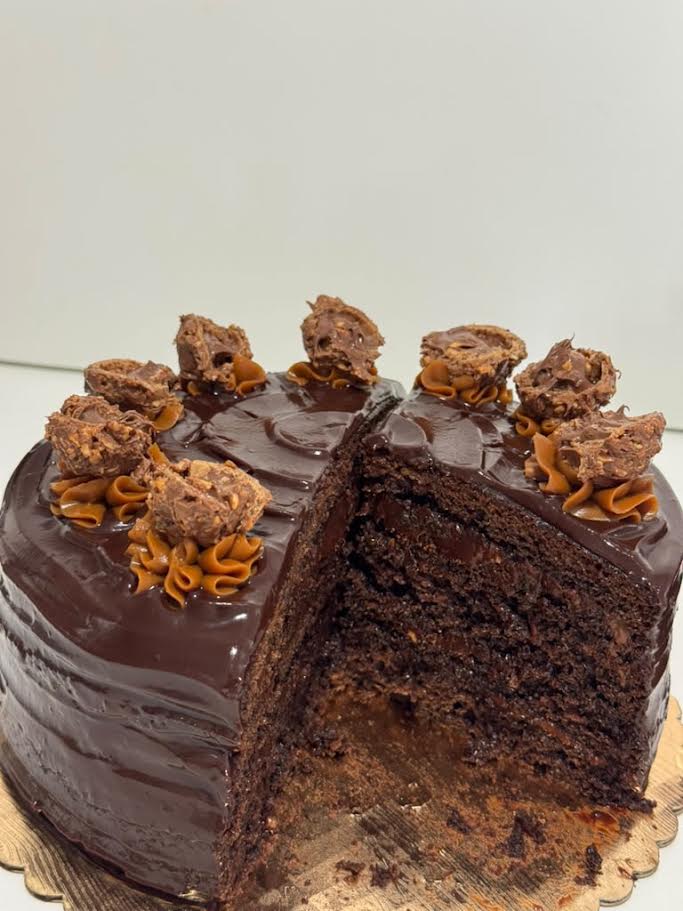 Bizcocho de chocolate de cuatro capas con ganache y bombones de avellana